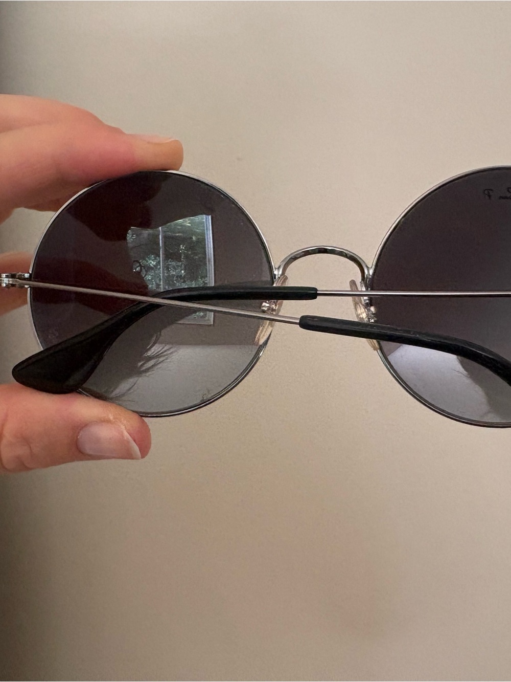 Ray-Ban Round Sunglasses Black and Gray Lenses